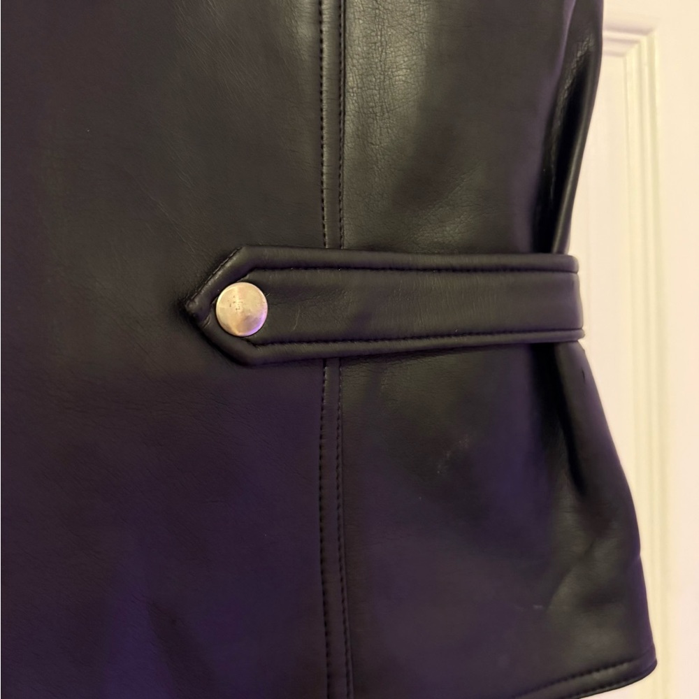 Stylish Black Leather Vest with Zipper Accents - Picture 4 of 6